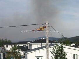 Avion citerne en vol, feu de forêt de Chibougamau,  2 juin 2005