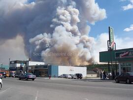 Vue du centre-ville sur le feu de forêt de Chibougamau, 3 juin 2005