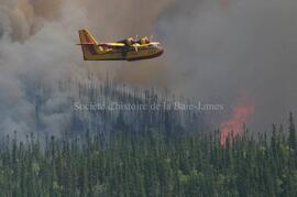 Avion citerne en vol lors du feu de forêt de Chibougamau, 3 juin 2005