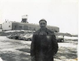 Louis-Philippe Savard, 25 ans, devant les entrepôts de la mécanique à la mine Cedar Bay