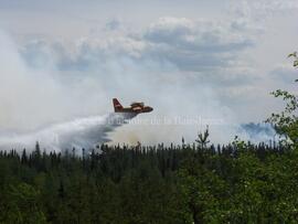 Avion citerne en vol lors du feu de forêt de Chibougamau, 3 juin 2005