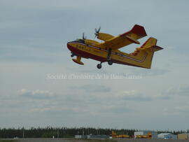 Avion citerne en vol, feu de forêt de Chibougamau,  2 juin 2005