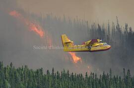 Avion citerne en vol lors du feu de forêt de Chibougamau, 3 juin 2005