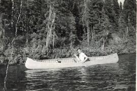 Louis-Philippe Savard, âgé de 19 ans, patrouillant en chaloupe sur le lac Nicabau