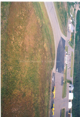 Vue aérienne de l'aéroport de Chapais-Chibougamau, juin 2005