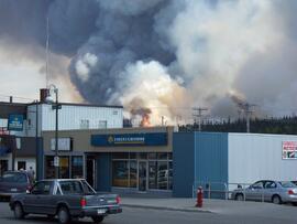 Vue du centre-ville sur le feu de forêt de Chibougamau, 3 juin 2005