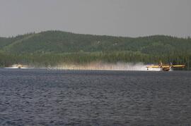 Avions citernes sur le lac Gilman, feu forêt de Chibougamau, 3 juin 2005