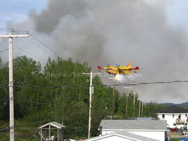 Avion citerne en vol, feu de forêt de Chibougamau,  2 juin 2005