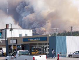 Vue du centre-ville sur le feu de forêt de Chibougamau, 3 juin 2005