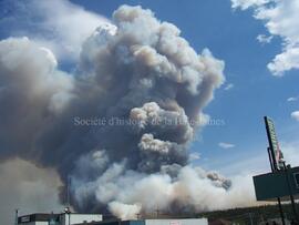 Vue du centre-ville sur le feu de forêt de Chibougamau, 3 juin 2005