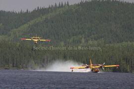 Avions citernes sur le lac Gilman, feu forêt de Chibougamau, 3 juin 2005