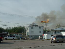 Avion citerne en vol, feu de forêt de Chibougamau, 2 juin 2005
