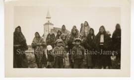 Groupe de femmes et d’enfants cris devant l’église de Fort Albany.