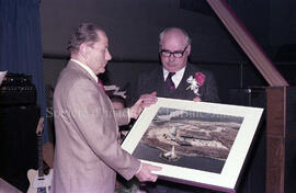 M. Poirier recevant un présent à l’occasion de son départ de Lebel-sur-Quévillon