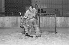 Paul-André Touzin dans son équipement de gardien de but à Lebel-sur-Quévillon