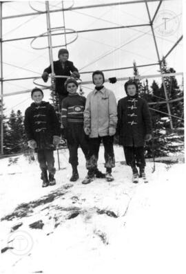 Jeunes au pied de la tour du garde-feu.