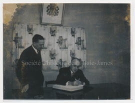 Signature du livre d'or.