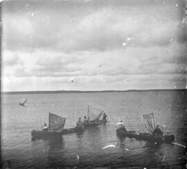 Canots munis de voiles, sur un lac