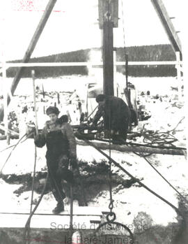Deux hommes travaillant au début de la mine Campbell