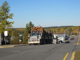 Camion de bois en longueur, boulevard Springer, Chapais