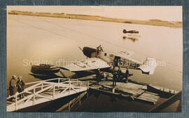 Ernest Oswald Douglas Campbell et le capitaine Giroux sur la passerelle. L’avion sur la rivière e...