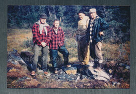 Halton lake en 1963. Photo de groupe où figure Stanley Malouf (2e à gauche) devant un showing à l...