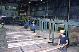 Travailleurs à l’intérieur de l’usine Domtar à Lebel-sur-Quévillon