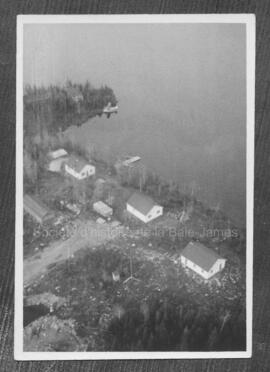 Vue aérienne de la mine Jaculet. À gauche figure l’entrepôt d’échantillons, en haut près de l’avi...