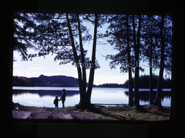 Enfants devant un lac à Chibougamau
