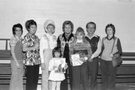 Nathalie Guindon et Nathalie Roy avec leurs cartes de Noël entouré d’adultes à Lebel-sur-Quévillon