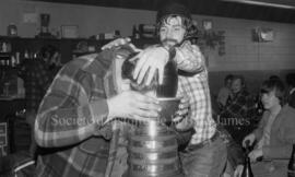 Joueurs de Hockey fêtant leur victoire à la taverne de Lebel-sur-Quévillon