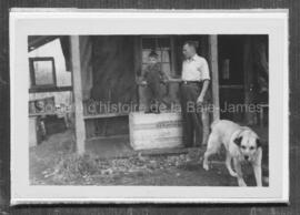 Raoul Jourdain, Ed L’Italien et son chien le Blanc en avant de la cuisine de la mine Cedar Bay le...