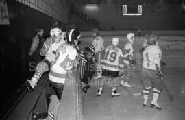 Joueuses de hockey sur le banc des joueurs à Lebel-sur-Quévillon