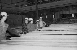 Des travailleurs de la compagnie des Produits forestiers Saucier à Lebel-sur-Quévillon