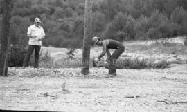 Un homme sciant un tronc d’arbre lors du festival de bûcheron à Lebel-sur-Quévillon