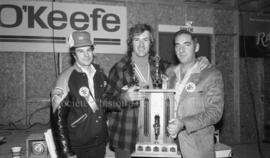 Trois personnes avec un trophée lors d’un festival de bûcheron à Lebel-sur-Quévillon