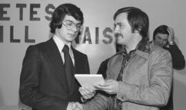 Un des athlètes recevant un prix à la soirée SPAQ de Lebel-sur-Quévillon