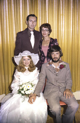 Ginette Dumont et Bernard Germain avec deux personnes à leur mariage à Lebel-sur-Quévillon