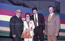 Groupe de personnes pour le départ de M. et Mme Poirier de Lebel-sur-Quévillon