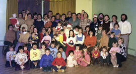 Groupe d’enfants, des directeurs de Domtar et de membres de l’équipe de hockey de Lebel-sur-Quévi...