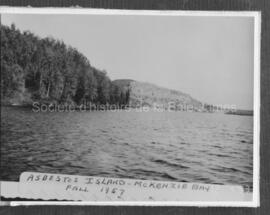Île Asbestos à la baie McKenzie au lac Chibougamau en 1957.