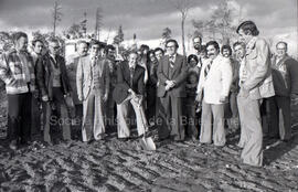 Groupe de personnes au début de la construction du chalet de ski à Lebel-sur-Quévillon.