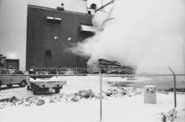 Extérieur de l’usine Domtar où l’on aperçoit un vidange digester