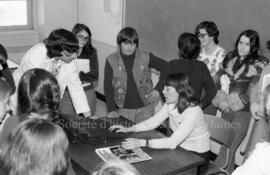 Marie-Josée Longchamps accompagnée d’un groupe d’élèves, à Lebel-sur-Quévillon