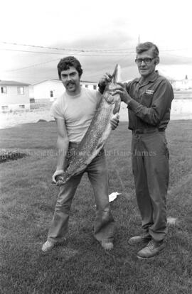 Raymond et Claude Paradis tenant un brochet entre leurs mains à la rivière Bell, à Lebel-sur-Quév...