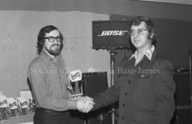 Deux hommes serrant la main lors de la ligue des Millionnaires