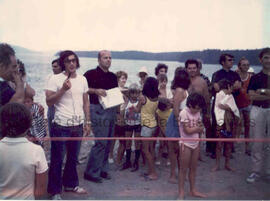 Groupe de personnes sur la plage du Lac Guilman