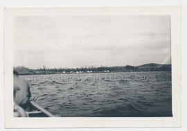 Lac Woollett avec au loin un campement d’une expédition d’arpentage