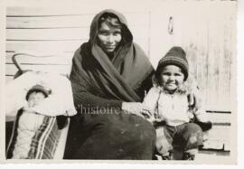 Une mère Crie et ses deux enfants. Groupe de femmes et d’enfants Cris.