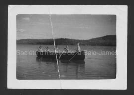Les enfants de Stanley Malouf et du Dr Bloyard en canot, lac Gilman,  1955.